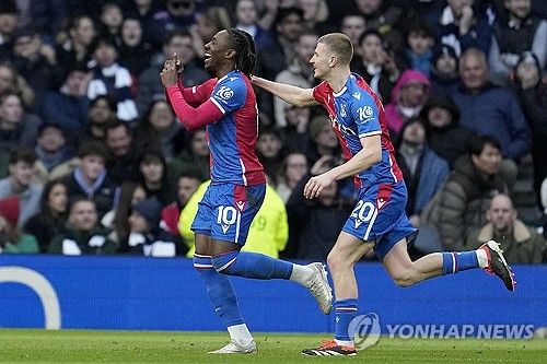 토트넘 캡틴 손흥민이 3일 영국 런던 토트넘 홋스퍼 스타디움에서 열린 크리스탈 팰리스와 2023-24시즌 프리미어리그 27라운드 경기에서 리그 13호골을 기록했다. 토트넘은 3-1 역전승을 거뒀다. 연합뉴스