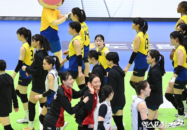 2일 오후 경기도 수원실내체육관에서 열린 도드람 2023-2024 V-리그 현대건설과 정관장의 경기, 정관장이 현대건설에 세트스코어 3:2로 승리하며 6연승을 기록했다. 경기종료 후 현대건설 선수들이 코트를 빠져나가고 있다. 수원, 김한준 기자