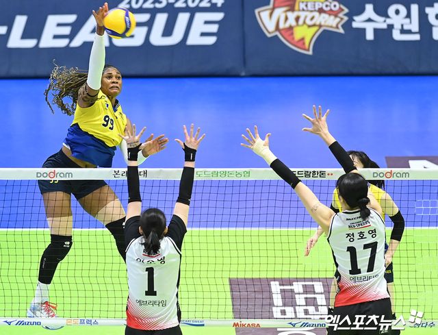 2일 오후 경기도 수원실내체육관에서 열린 도드람 2023-2024 V-리그 현대건설과 정관장의 경기, 현대건설 모마가 공격을 시도하고 있다. 수원, 김한준 기자