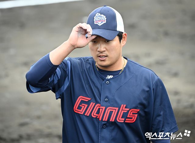 롯데 자이언츠 나균안이 2일 일본 오키나와 구시가와 야구장에서 열린 한화 이글스와의 연습경기에 등판했다. 선발 애런 윌커슨에 이어 두 번째 투수로 등판한 나균안은 3이닝 5피안타 1피홈런 3탈삼진 4실점을 기록했다. 채은성에게 3점포를 얻어맞았다. 오키나와, 고아라 기자