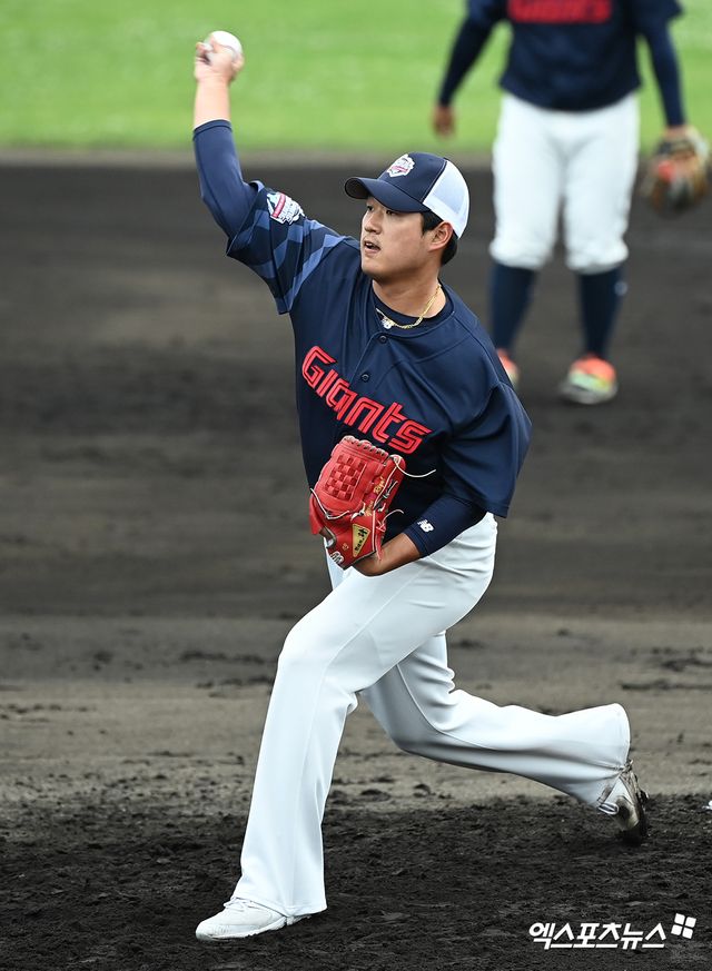 롯데 자이언츠 나균안이 2일 일본 오키나와 구시가와 야구장에서 열린 한화 이글스와의 연습경기에 등판했다. 선발 애런 윌커슨에 이어 두 번째 투수로 등판한 나균안은 3이닝 5피안타 1피홈런 3탈삼진 4실점을 기록했다. 채은성에게 3점포를 얻어맞았다. 오키나와, 고아라 기자