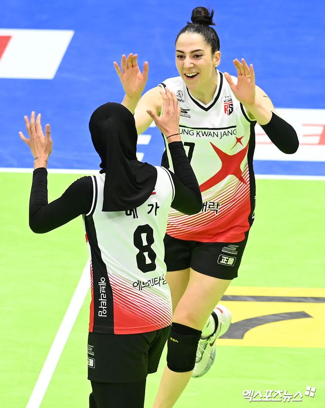 2일 오후 경기도 수원실내체육관에서 열린 도드람 2023-2024 V-리그 현대건설과 정관장의 경기, 정관장 지아가 득점 후 메가와 하이파이브를 하고 있다. 수원, 김한준 기자