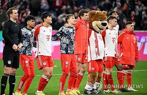 맨체스터 유나이티드 주변에서 다시 김민재 광풍이 불 조짐이다. 바이에른 뮌헨에서 토마스 투헬 감독의 엉뚱한 선택으로 인해 벤치로 밀린 김민재에 대해 맨유가 다시 영입에 나설 수 있고, 팬들도 원하고 있다는 보도가 속속 나오고 있다. 맨유는 지난해 여름 김민재 모셔가기에 박차를 가하다가 구단 매각 문제가 해결되지 않아 결국 뮌헨에 내준 적이 있다. 공동구단주가 온 만큼 올여름을 달라질 수 있다. 연합뉴스