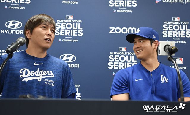 16일 오후 서울 구로구 고척스카이돔에서 2024 메이저리그 월드투어 서울 시리즈 LA 다저스 공식 기자회견이 진행됐다. 이날 공식 기자회견에 참석한 LA 다저스 오타니 쇼헤이가 통역 미즈하라 잇페이와 대화를 나누고 있다. 엑스포츠뉴스 DB