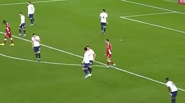 지난해 3월까지 토트넘 홋스퍼를 이끌었던 안토니오 콘테 감독은 최근 바이에른 뮌헨 차기 사령탑 중 한 명으로 꼽혔다. 현재 클럽을 이끌고 있는 토마스 투헬 감독은 이번 시즌이 끝나면 뮌헨과의 계약을 해지하기로 상호 합의했다. 투헬 감독 후임으로 콘테 감독이 낙점될 경우 콘테 감독은 토트넘에서 함께했던 에릭 다이어와 해리 케인과 재회하게 된다. 팀 토크