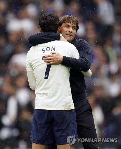 지난해 3월까지 토트넘 홋스퍼를 이끌었던 안토니오 콘테 감독은 최근 바이에른 뮌헨 차기 사령탑 중 한 명으로 꼽혔다. 현재 클럽을 이끌고 있는 토마스 투헬 감독은 이번 시즌이 끝나면 뮌헨과의 계약을 해지하기로 상호 합의했다. 투헬 감독 후임으로 콘테 감독이 낙점될 경우 콘테 감독은 토트넘에서 함께했던 에릭 다이어와 해리 케인과 재회하게 된다. 연합뉴스