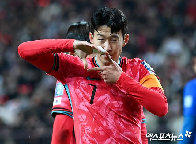 아시안컵 당시 국가대표팀 은퇴 시사 발언을 했던 손흥민이 속마음을 털어놓았다.&nbsp;손흥민은 카타르 아시안컵이 끝난 뒤 대표팀 은퇴를 진지하게 고민했지만 조언과 응원 덕에 마음을 굳게 먹을 수 있었다고 밝혔다.&nbsp;마음을 다잡은 손흥민은 26일 태국에서 열리는 2026 FIFA 북중미 월드컵 아시아 지역 예선 4차전에서 승리를 정조준한다. 사진 서울월드컵경기장 고아라 기자