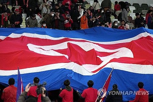북한축구협회가 오는 26일 평양 김일성경기장에서 열기로 했던 2026 북중미 월드컵 아시아 2차예선 일본과의 홈 경기를 개최 5일 남겨놓고 전격 취소하는 일을 저질렀다. 이에 따라 북한이 제대로 된 대안을 제시하지 못할 경우 몰수게임패를 당할 수도 있다는 관측이 나오고 있다. 북한은 과거 2010 남아공월드컵 예선 때 한국과의 홈 경기를 두 번이나 중국 상하이에서 치른 적이 있다. 북한은 21일 일본과의 원정 경기에선 0-1로 졌다. 연합뉴스