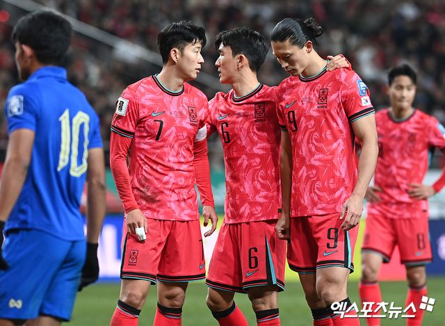 아시안컵 당시 국가대표팀 은퇴 시사 발언을 했던 손흥민이 속마음을 털어놓았다.&nbsp;손흥민은 카타르 아시안컵이 끝난 뒤 대표팀 은퇴를 진지하게 고민했지만 조언과 응원 덕에 마음을 굳게 먹을 수 있었다고 밝혔다.&nbsp;마음을 다잡은 손흥민은 26일 태국에서 열리는 2026 FIFA 북중미 월드컵 아시아 지역 예선 4차전에서 승리를 정조준한다. 사진 서울월드컵경기장 고아라 기자