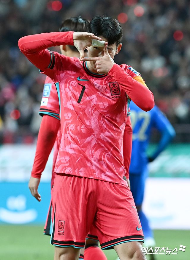 아시안컵 당시 국가대표팀 은퇴 시사 발언을 했던 손흥민이 속마음을 털어놓았다.&nbsp;손흥민은 카타르 아시안컵이 끝난 뒤 대표팀 은퇴를 진지하게 고민했지만 조언과 응원 덕에 마음을 굳게 먹을 수 있었다고 밝혔다.&nbsp;마음을 다잡은 손흥민은 26일 태국에서 열리는 2026 FIFA 북중미 월드컵 아시아 지역 예선 4차전에서 승리를 정조준한다. 사진 서울월드컵경기장 고아라 기자