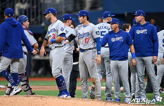 20일 오후 서울 구로구 고척스카이돔에서 열리는 메이저리그 월드투어 서울시리즈 2024 LA 다저스와 샌디에이고 파드리스의 개막전 경기, LA가 5:2의 스코어로 승리했다. 경기 종료 후 LA 오타니가 동료들과 하이파이브를 나누고 있다. 엑스포츠뉴스 DB