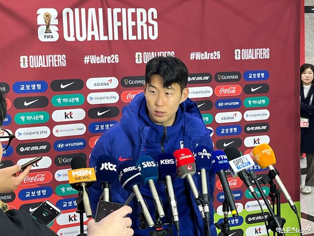 아시안컵 당시 국가대표팀 은퇴 시사 발언을 했던 손흥민이 속마음을 털어놓았다.&nbsp;손흥민은 카타르 아시안컵이 끝난 뒤 대표팀 은퇴를 진지하게 고민했지만 조언과 응원 덕에 마음을 굳게 먹을 수 있었다고 밝혔다.&nbsp;마음을 다잡은 손흥민은 26일 태국에서 열리는 2026 FIFA 북중미 월드컵 아시아 지역 예선 4차전에서 승리를 정조준한다. 사진 서울월드컵경기장 김환 기자