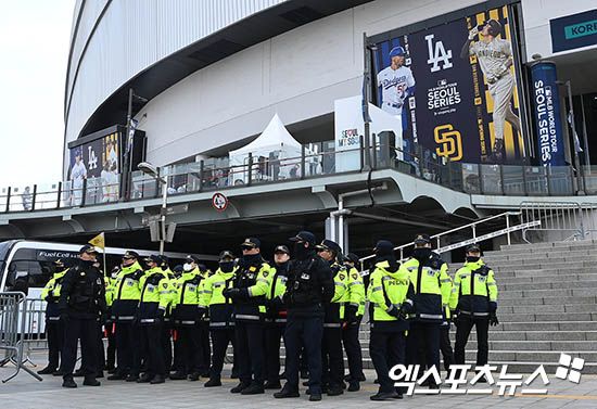 LA 다저스 오타니 쇼헤이가 20일부터 이틀간 서울 고척스카이돔에서 진행된 미국프로야구 메이저리그 개막 2연전 MLB 월드투어 서울시리즈 2024를 소화했다. 첫날 5타수 2안타 1타점 1도루, 이튿날 5타수 1안타 1타점으로 자신의 존재감을 드러냈다. 폭탄 테러 위협, 통역 해고 등 우여곡절도 많았지만 무사히 한국에서의 일정을 마무리했다. 엑스포츠뉴스 DB