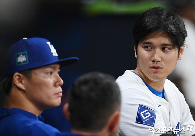 LA 다저스 오타니 쇼헤이가 팀 동료이자 후배 야마모토 요시노부가 이야기하고 있다. 지난 15일 다저스 선수들과 함께 내한한 오타니는 신부 다나카 마미코를 한국에 오기 직전 공개하면서 엄청난 화제를 뿌렸다. 한국에 체류하는 도중엔 통역이자 자신의 오른팔과 같은 미즈하라 잇페이가 도박 스캔들로 경질되는 아픔도 겪었다. 그럼에도 샌디에이고와의 서울시리즈 1~2차전에서 맹활약하며 팬들 성원에 답례했다. 박지영 기자