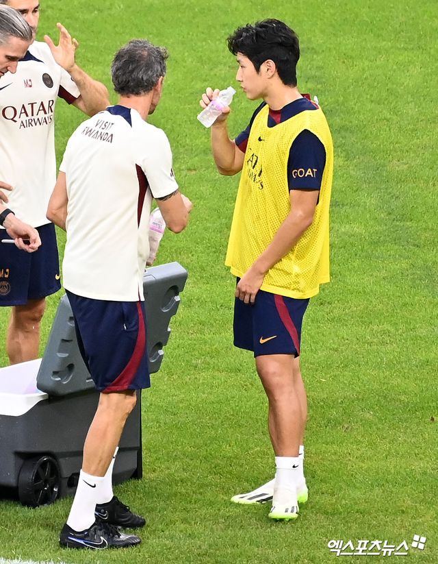 FC바르셀로나에서 트레블을 이루고 스페인 대표팀을 지휘했던 루이스 엔리케 PSG 감독이 이강인을 지목하면서 전소속팀인 마요르카의 하비에르 아기레 감독이 수비를 가르쳐 이렇게 큰 선수로 성장할 수 있었다고 감사인사 올리고 극찬했다. 이강인은 PSG에서도 핵심 미드필더로 거듭났다. 엑스포츠뉴스DB