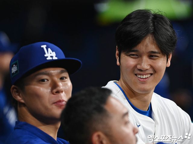 LA 다저스 오타니 쇼헤이가 팀 동료이자 후배 야마모토 요시노부가 이야기하고 있다. 지난 15일 다저스 선수들과 함께 내한한 오타니는 신부 다나카 마미코를 한국에 오기 직전 공개하면서 엄청난 화제를 뿌렸다. 한국에 체류하는 도중엔 통역이자 자신의 오른팔과 같은 미즈하라 잇페이가 도박 스캔들로 경질되는 아픔도 겪었다. 그럼에도 샌디에이고와의 서울시리즈 1~2차전에서 맹활약하며 팬들 성원에 답례했다. 박지영 기자