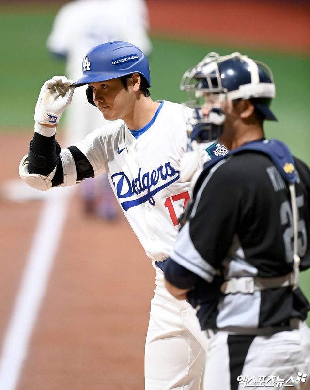 LA 다저스 오타니 쇼헤이가 20일부터 이틀간 서울 고척스카이돔에서 진행된 미국프로야구 메이저리그 개막 2연전 MLB 월드투어 서울시리즈 2024를 소화했다. 첫날 5타수 2안타 1타점 1도루, 이튿날 5타수 1안타 1타점으로 자신의 존재감을 드러냈다. 폭탄 테러 위협, 통역 해고 등 우여곡절도 많았지만 무사히 한국에서의 일정을 마무리했다. 엑스포츠뉴스 DB
