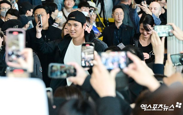 LA 다저스 오타니 쇼헤이가 20일부터 이틀간 서울 고척스카이돔에서 진행된 미국프로야구 메이저리그 개막 2연전 MLB 월드투어 서울시리즈 2024를 소화했다. 첫날 5타수 2안타 1타점 1도루, 이튿날 5타수 1안타 1타점으로 자신의 존재감을 드러냈다. 폭탄 테러 위협, 통역 해고 등 우여곡절도 많았지만 무사히 한국에서의 일정을 마무리했다. 엑스포츠뉴스 DB