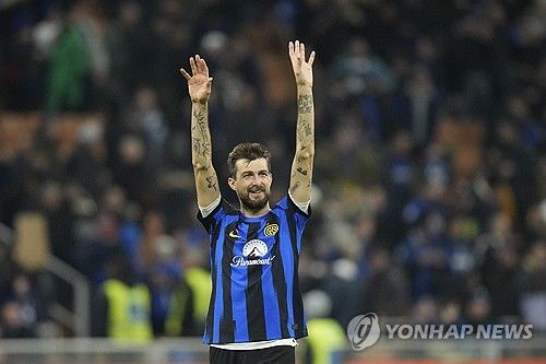 이탈리아 매체 라 가제타 델로 스포르트에 따르면 인터밀란은 최근 인종차별 발언 논란으로 최소 10경기 출장 정지 징계를 받을 위험이 있는 36세 베테랑 센터백 프란체스코 아체르비 대체자로 여름에 김민재를 노리고 있다. 지난 시즌 나폴리와 이탈리아 세리에A에서 활약했던 김민재는 최근 바이에른 뮌헨 주전 경쟁에서 밀리며 벤치를 지키는 횟수가 늘어나기 시작했다. 연합뉴스