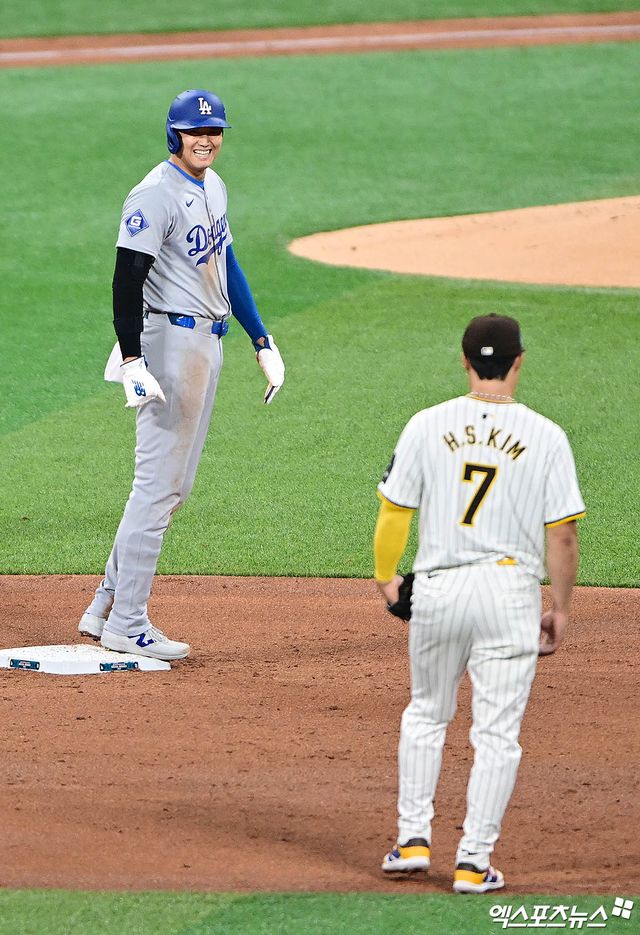 LA 다저스 오타니 쇼헤이가 20일부터 이틀간 서울 고척스카이돔에서 진행된 미국프로야구 메이저리그 개막 2연전 MLB 월드투어 서울시리즈 2024를 소화했다. 첫날 5타수 2안타 1타점 1도루, 이튿날 5타수 1안타 1타점으로 자신의 존재감을 드러냈다. 폭탄 테러 위협, 통역 해고 등 우여곡절도 많았지만 무사히 한국에서의 일정을 마무리했다. 엑스포츠뉴스 DB