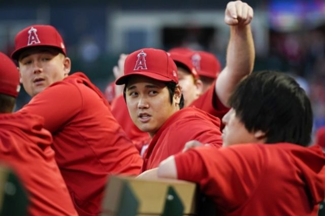 지난 15일 다저스 선수들과 함께 내한한 오타니는 신부 다나카 마미코를 한국에 오기 직전 공개하면서 엄청난 화제를 뿌렸다. 한국에 체류하는 도중엔 통역이자 자신의 오른팔과 같은 미즈하라 잇페이가 도박 스캔들로 경질되는 아픔도 겪었다. 그럼에도 샌디에이고와의 서울시리즈 1~2차전에서 맹활약하며 팬들 성원에 답례했다. 연합뉴스