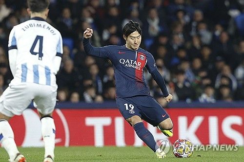 FC바르셀로나에서 트레블을 이루고 스페인 대표팀을 지휘했던 루이스 엔리케 PSG 감독이 이강인을 지목하면서 전소속팀인 마요르카의 하비에르 아기레 감독이 수비를 가르쳐 이렇게 큰 선수로 성장할 수 있었다고 감사인사 올리고 극찬했다. 이강인은 PSG에서도 핵심 미드필더로 거듭났다. 연합뉴스