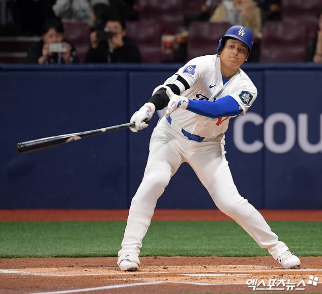 LA 다저스 오타니 쇼헤이가 20일부터 이틀간 서울 고척스카이돔에서 진행된 미국프로야구 메이저리그 개막 2연전 MLB 월드투어 서울시리즈 2024를 소화했다. 첫날 5타수 2안타 1타점 1도루, 이튿날 5타수 1안타 1타점으로 자신의 존재감을 드러냈다. 폭탄 테러 위협, 통역 해고 등 우여곡절도 많았지만 무사히 한국에서의 일정을 마무리했다. 엑스포츠뉴스 DB