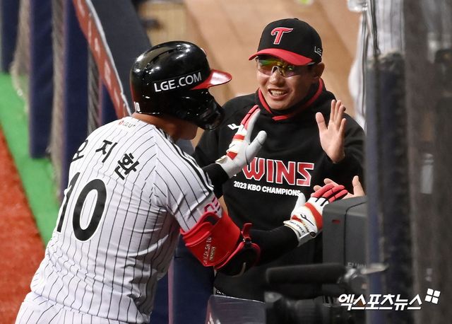 18일 서울 구로구 고척스카이돔에서 열린 메이저리그 월드투어 서울시리즈 2024 스페셜 매치 샌디에이고 파드리스와 LG 트윈스의 경기, 2회말 1사 LG 염경엽 감독이 오지환 홈런에 기뻐하고 있다. 엑스포츠뉴스DB