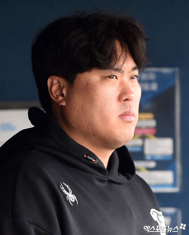 23일 오후 서울 송파구 잠실야구장에서 열리는 2024 신한 SOL Bank KBO리그 한화 이글스와 LG 트윈스의 경기, 한화 류현진이 LG 선수들의 훈련 모습을 지켜보고 있다. 잠실, 김한준 기자