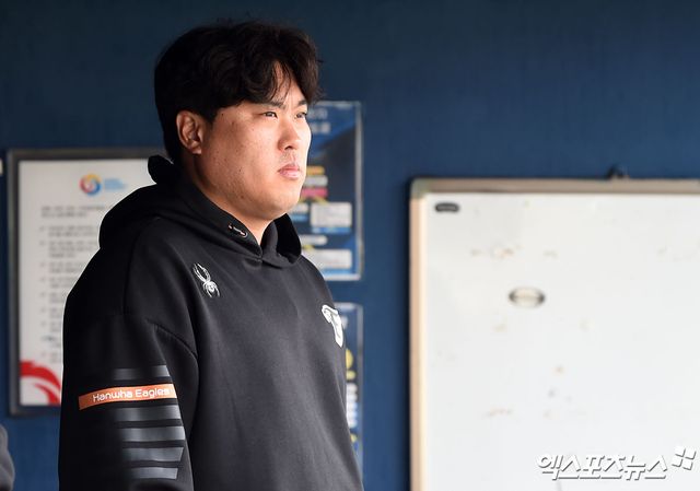 23일 오후 서울 송파구 잠실야구장에서 열리는 2024 신한 SOL Bank KBO리그 한화 이글스와 LG 트윈스의 경기, 한화 류현진이 LG 선수들의 훈련 모습을 지켜보고 있다. 잠실, 김한준 기자