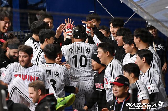 18일 서울 구로구 고척스카이돔에서 열린 메이저리그 월드투어 서울시리즈 2024 스페셜 매치 샌디에이고 파드리스와 LG 트윈스의 경기, 2회말 1사 LG 오지환이 솔로 홈런을 날린 후 더그아웃에서 축하를 받고 있다. 엑스포츠뉴스DB