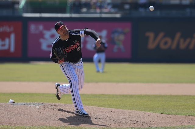 잠실에서 빅매치가 열린다. 23일 잠실야구장에서 2024 KBO리그가 개막하는 가운데 원정팀 한화 이글스는 메이저리그 생활을 마치고 돌아온 류현진을 선발로 올렸다. 이에 LG는 올시즌 외인 투수 중 가장 기대를 모으고 있는 옌스를 등판시킨다. LG 트윈스