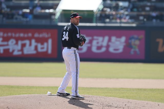 잠실에서 빅매치가 열린다. 23일 잠실야구장에서 2024 KBO리그가 개막하는 가운데 원정팀 한화 이글스는 메이저리그 생활을 마치고 돌아온 류현진을 선발로 올렸다. 이에 LG는 올시즌 외인 투수 중 가장 기대를 모으고 있는 옌스를 등판시킨다. LG 트윈스