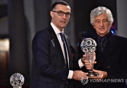 이탈리아 매체 라 가제타 델로 스포르트에 따르면 인터밀란은 다가오는 여름 이적시장을 앞두고 김민재와 크리스 스몰링 그리고 콘스탄티노스 마브로파노스를 수비 영입 후보에 놓았다. 지난해 여름 바이에른 뮌헨으로 이적한 김민재는 최근 주전 경쟁에서 어려움을 겪으면서 인터밀란의 관심을 이끌었다. 인터밀란 디렉터 피에르 아우실리오는 김민재가 페너르바체에서 뛸 때부터 그를 주시한 것으로 알려졌다. 연합뉴스