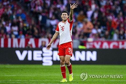 김민재가 에릭 다이어처럼 선 임대 후 완전 이적 조건으로 이탈리아 명문 인터밀란 유니폼을 입을 가능성이 제기됐다. 토트넘에서 밀려난 다이어가 그랬던 것처럼 뮌헨에서 밀려난 김민재도 임대 후 완전 이적으로 인터밀란에 가는 그림이 그려질 수 있다. 연합뉴스