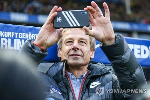 위르겐 클린스만은 최근 ESPN 패널로 출연해 토트넘 홋스퍼의 4위권 경쟁 그리고 바이에른 뮌헨과 아스널 간의 UEFA 챔피언스리그 8강 맞대결에 대해 논평했다. 지난 2023년 2월부터 대한민국 축구대표팀을 이끌었던 클린스만은 지난 2월 부임한지 1년 만에 경질됐다. 대표팀 재임 기간 중에 방송 패널에 출연하며 논란을 일으켰던 클린스만은 경질된 후 약 한 달 만에 ESPN 패널로 출연하며 근황을 알렸다. 연합뉴스