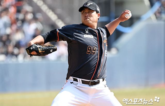 23일 오후 서울 송파구 잠실야구장에서 열린 2024 신한 SOL Bank KBO리그 한화 이글스와 LG 트윈스의 경기, 1회말 한화 선발투수 류현진이 공을 힘차게 던지고 있다. 잠실, 김한준 기자