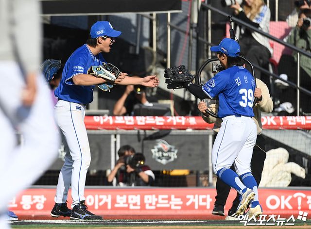 삼성 라이온즈 외야수 김성윤이 23일 KT 위즈와의 2024시즌 개막전에서 슈퍼 캐치를 선보인 뒤 구자욱의 축하를 받고 있다. 수원, 박지영 기자