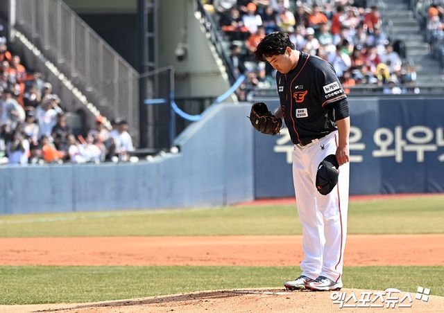 23일 오후 서울 송파구 잠실야구장에서 열린 2024 신한 SOL Bank KBO리그 한화 이글스와 LG 트윈스의 경기, 1회말 한화 선발투수 류현진이 LG 박해민의 인사에 화답하고 있다. 잠실, 김한준 기자