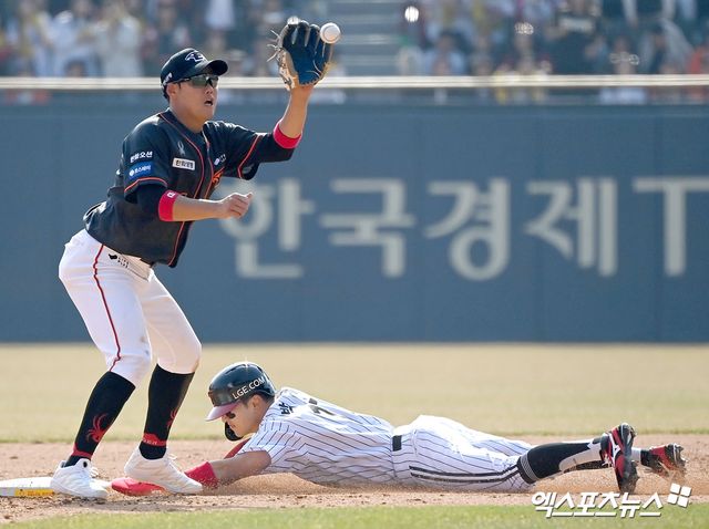 23일 오후 서울 송파구 잠실야구장에서 열린 2024 신한 SOL Bank KBO리그 한화 이글스와 LG 트윈스의 경기, 4회말 2사 1,3루 LG 박해민이 2루 도루에 성공하고 있다.잠실, 김한준 기자