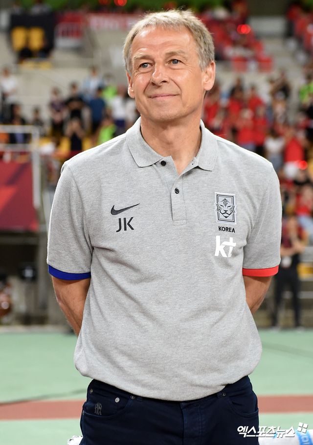 위르겐 클린스만은 최근 ESPN 패널로 출연해 토트넘 홋스퍼의 4위권 경쟁 그리고 바이에른 뮌헨과 아스널 간의 UEFA 챔피언스리그 8강 맞대결에 대해 논평했다. 지난 2023년 2월부터 대한민국 축구대표팀을 이끌었던 클린스만은 지난 2월 부임한지 1년 만에 경질됐다. 대표팀 재임 기간 중에 방송 패널에 출연하며 논란을 일으켰던 클린스만은 경질된 후 약 한 달 만에 ESPN 패널로 출연하며 근황을 알렸다. 엑스포츠뉴스DB