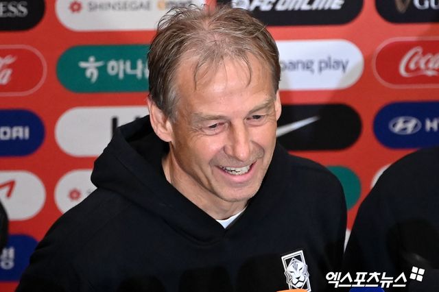 위르겐 클린스만은 최근 ESPN 패널로 출연해 토트넘 홋스퍼의 4위권 경쟁 그리고 바이에른 뮌헨과 아스널 간의 UEFA 챔피언스리그 8강 맞대결에 대해 논평했다. 지난 2023년 2월부터 대한민국 축구대표팀을 이끌었던 클린스만은 지난 2월 부임한지 1년 만에 경질됐다. 대표팀 재임 기간 중에 방송 패널에 출연하며 논란을 일으켰던 클린스만은 경질된 후 약 한 달 만에 ESPN 패널로 출연하며 근황을 알렸다. 엑스포츠뉴스DB