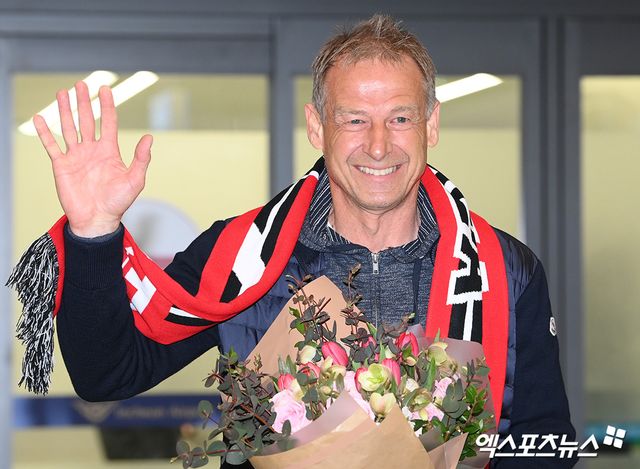 위르겐 클린스만은 최근 ESPN 패널로 출연해 토트넘 홋스퍼의 4위권 경쟁 그리고 바이에른 뮌헨과 아스널 간의 UEFA 챔피언스리그 8강 맞대결에 대해 논평했다. 지난 2023년 2월부터 대한민국 축구대표팀을 이끌었던 클린스만은 지난 2월 부임한지 1년 만에 경질됐다. 대표팀 재임 기간 중에 방송 패널에 출연하며 논란을 일으켰던 클린스만은 경질된 후 약 한 달 만에 ESPN 패널로 출연하며 근황을 알렸다. 엑스포츠뉴스DB