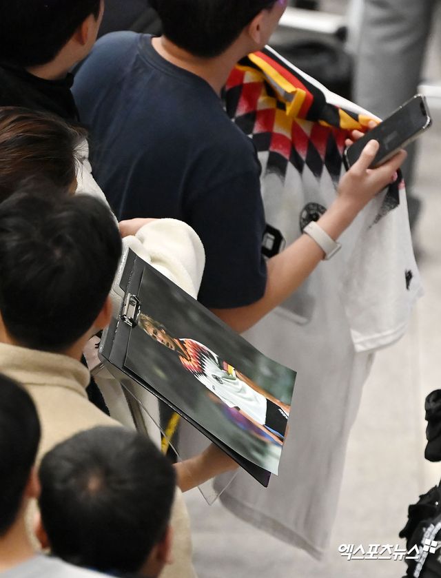 대한민국 축구대표팀 위르겐 클린스만 감독이 일부 선수들과 함께 8일 인천국제공항을 통해 귀국했다. 클린스만호는 이번 대회 준결승에서 중동의 복병 요르단에 힘 한 번 쓰지 못하고 0-2로 완패했다. 클린스만 감독 사임 요구가 빗발치는 가운데 그는 귀국 인터뷰에서 이를 정면으로 거부했다. 클린스만 팬을 가장한 이들이 그의 사인을 기다리는 척하다가 클린스만이 다가오자 야유를 퍼부었다. 인천공항 김한준 기자