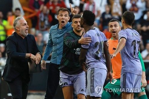 3월 A매치 기간을 보내는 중인 브라질 축구대표팀은 오는 27일 스페인과 친선 A매치를 치를 예정이다. 경기를 앞두고 사전 기자회견에 참석한 브라질과 레알 마드리드 공격수 비니시우스 주니오르는 인종차별에 대한 질문을 받자 눈물을 흘렸다. 스페인 라리가에서 활약 중인 비니시우스는 매년 경기장 안팎에서 인종차별에 시달리며 인종차별주의자들과 싸움을 이어가고 있다. 연합뉴스