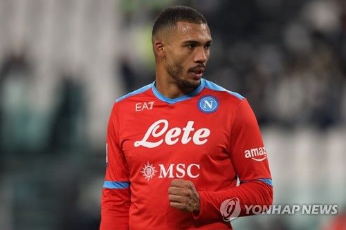 이탈리아 축구대표팀 출신 수비수이자 1982 FIFA 스페인 월드컵 우승 주역 풀비오 콜로바티는 인터밀란이 1996년생 김민재를 주시하고 있다는 소식을 듣자 친정팀이 더 젊은 수비수를 영입할 것으로 예상했다. 김민재는 최근 바이에른 뮌헨에서 주전 경쟁에 어려움을 겪어 인터밀란 이적설이 불거졌다. 이때 콜로바티는 인터밀란이 김민재보다 어린 이탈리아 수비수 1996년생 알레산드로 부온조르노나 2003년생 조르지오 스칼비니를 영입할 것으로 예상했다. 연합뉴스