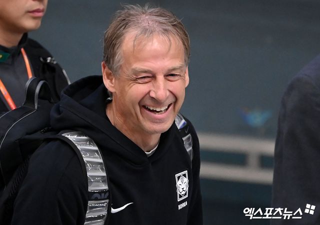 대한민국 축구대표팀 위르겐 클린스만 감독이 일부 선수들과 함께 8일 인천국제공항을 통해 귀국하고 있다. 클린스만호는 이번 대회 준결승에서 중동의 복병 요르단에 힘 한 번 쓰지 못하고 0-2로 완패했다. 한국은 이번 대회에서 손흥민과 김민재, 이강인, 황희찬 등 유럽 정상급 선수들을 꾸려 64년 만에 우승에 도전했으나 요르단전 충격패로 이루지 못했다. 클린스만 감독 사임 요구가 빗발치는 가운데 그는 귀국 인터뷰에서 이를 정면으로 거부했다. 인천공항 김한준 기자