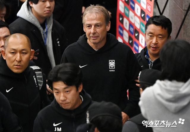 대한민국 축구대표팀 위르겐 클린스만 감독이 일부 선수들과 함께 8일 인천국제공항을 통해 귀국하고 있다. 클린스만호는 이번 대회 준결승에서 중동의 복병 요르단에 힘 한 번 쓰지 못하고 0-2로 완패했다. 한국은 이번 대회에서 손흥민과 김민재, 이강인, 황희찬 등 유럽 정상급 선수들을 꾸려 64년 만에 우승에 도전했으나 요르단전 충격패로 이루지 못했다. 클린스만 감독 사임 요구가 빗발치는 가운데 그는 귀국 인터뷰에서 이를 정면으로 거부했다. 인천공항 김한준 기자