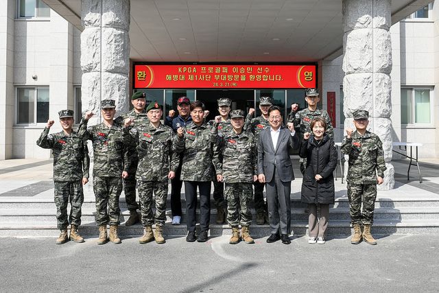 자폐성 발달장애 프로골퍼 이승민이 해병대를 방문해 훈련을 참관했다. 볼미디어 제공