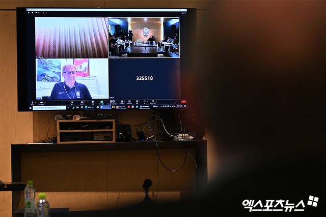 위르겐 클린스만 전 축구대표팀 감독이 2024년 2월 열린 대한축구협회 국가대표 전력강화위원회에 화상으로 참석하고 있다. 클린스만은 당시 아시안컵 준결승에서 한국이 요르단에 참패한 뒤 귀국 이틀 만에 미국 캘리포니아로 줄행랑을 친 상태였다. 엑스포츠뉴스DB